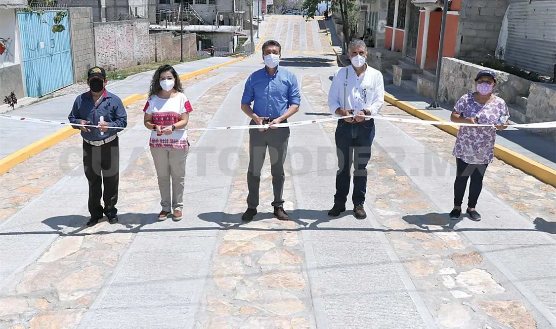 Las colonias Azteca y 6 de Junio fueron beneficiadas con la la pavimentación de calles con concreto mixto. CP