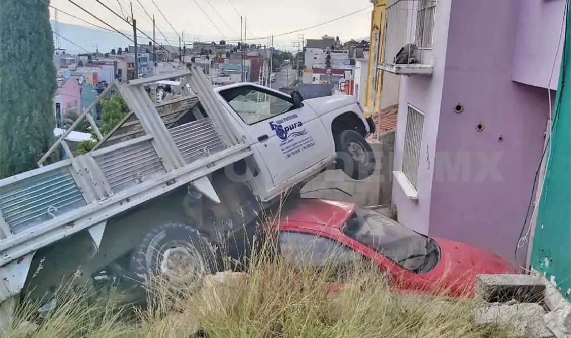 La unidad avanzó sin rumbo hasta caer sobre un vehículo que se encontraba aparcado. Ulises López / CP