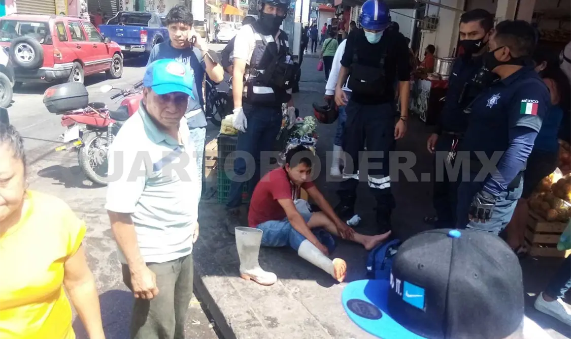 Motociclista sale herido al colisionar contra Cabrio