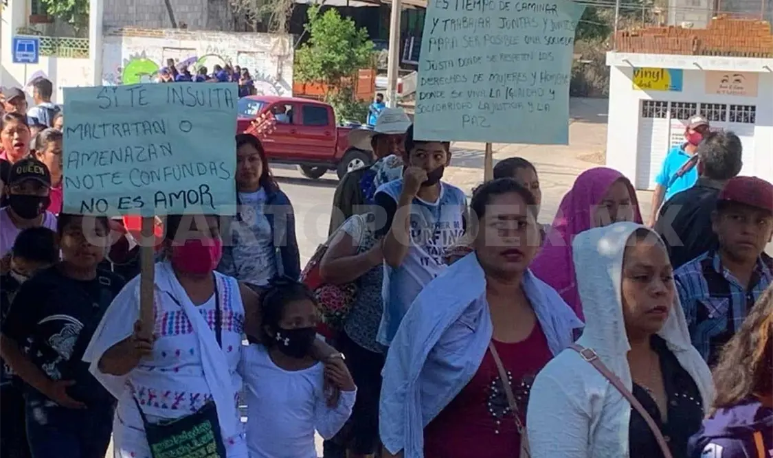 Mujeres protestan por apertura de cantinas