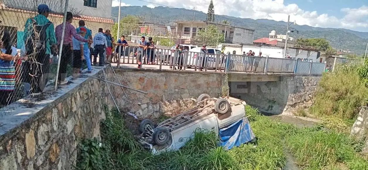 Por librar a motorista vuelca en un arroyo