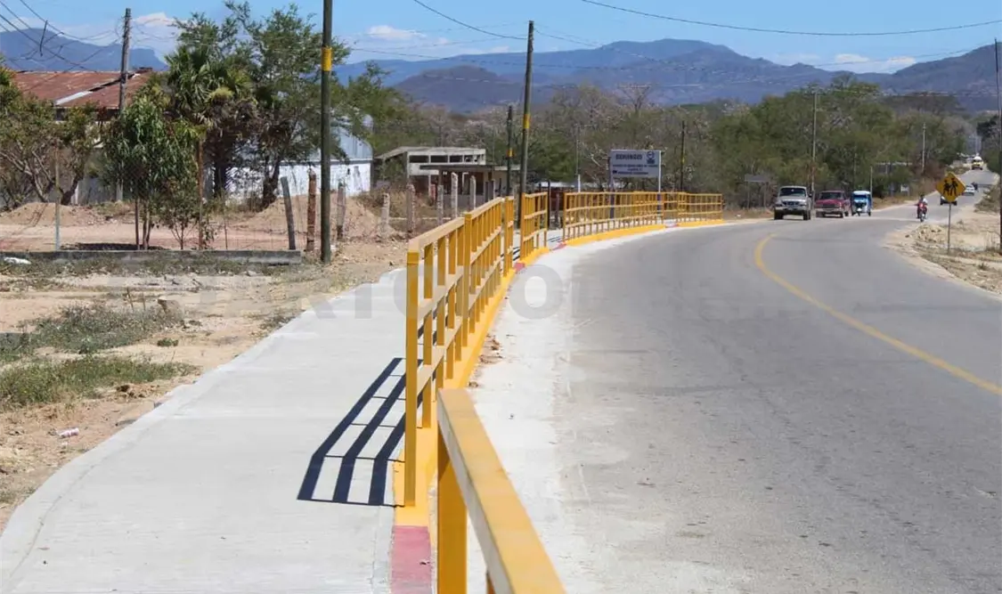 Gobierno local entrega tercer andador peatonal