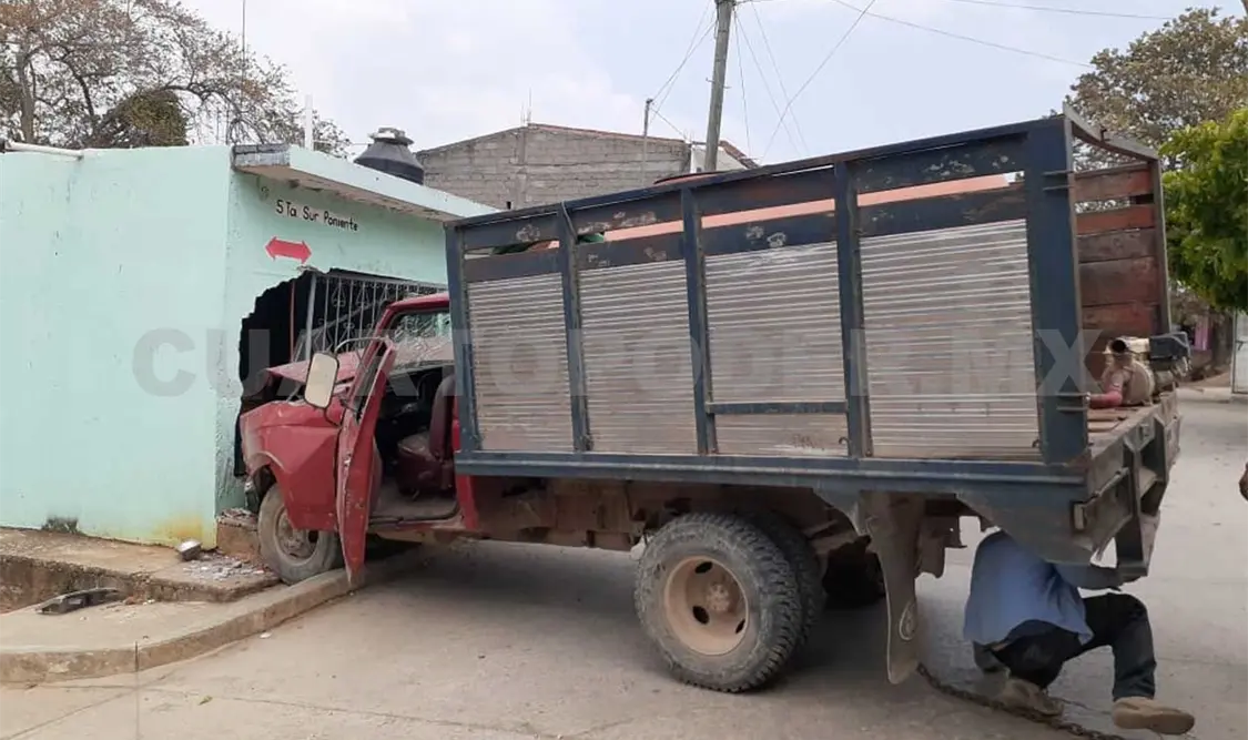 Camión se queda sin frenos y se estrella en una casa