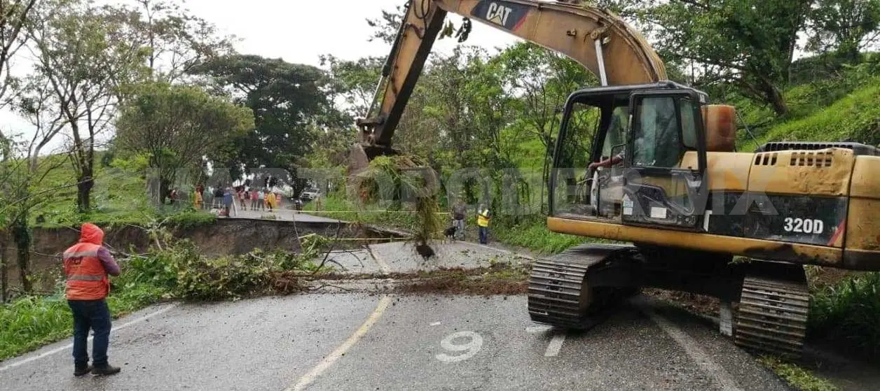 Frente frío ocasiona deslizamiento de ladera