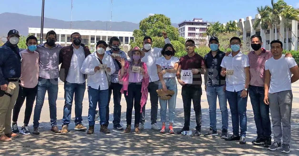 Ciudadanos organizados realizan una campaña de promoción para la consulta sobre enjuiciar a expresidentes. Cortesía