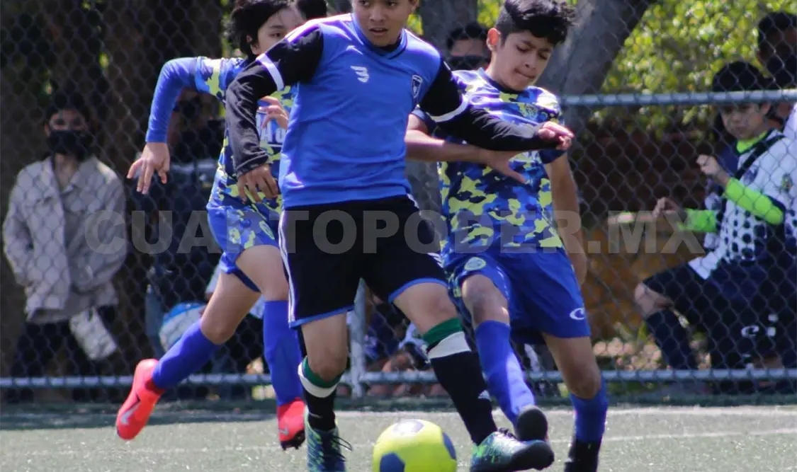 Un partido intenso y de muchos goles se vivió este sábado en la cancha dos de Caña Hueca. Diego Pérez/CP