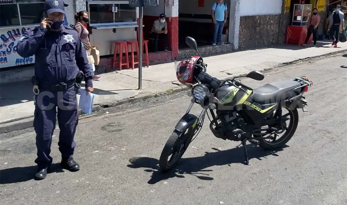 Oficiales de Tránsito y Vialidad Municipal solicitaron el apoyo de una grúa para remitir el biciclo a un corralón. Ulises López / CP