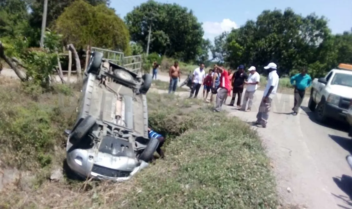Pierde el control y sale de la carretera