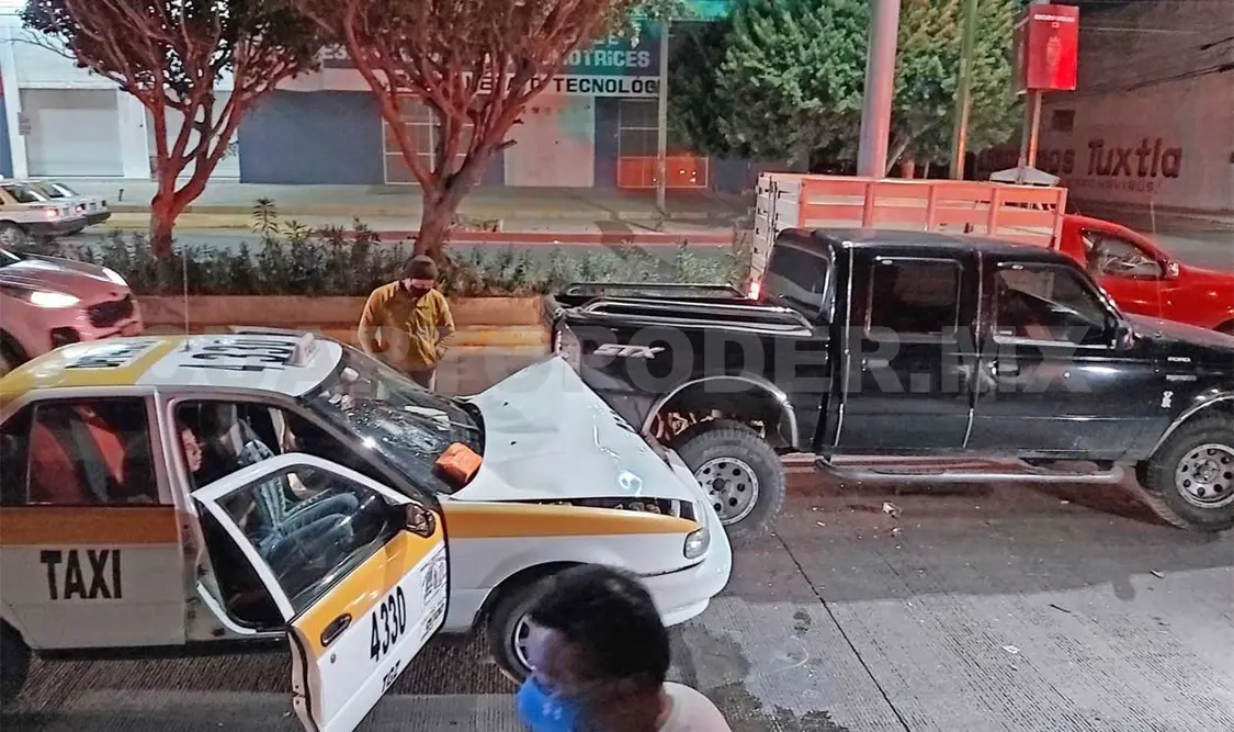 Colisión por alcance entre taxi y camioneta