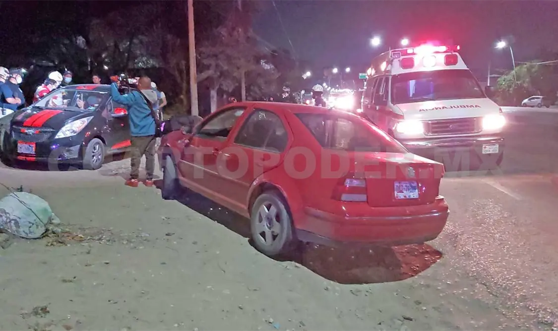 Dos heridos y daños en encontronazo carretero