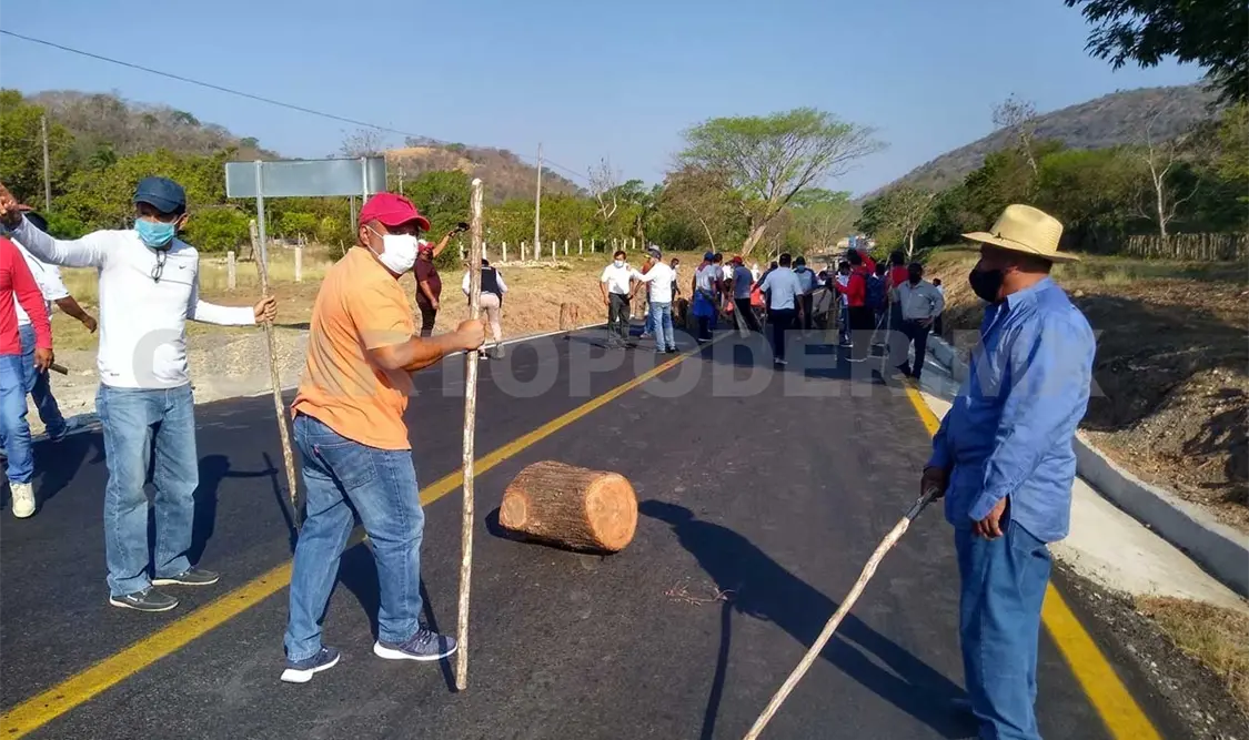 Trabajadores bloquean carretera Costera