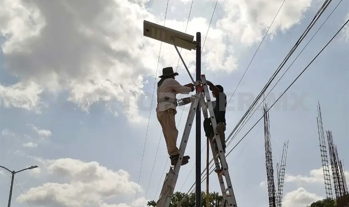 Instalan luminarias solares en Mapastepec y Huixtán