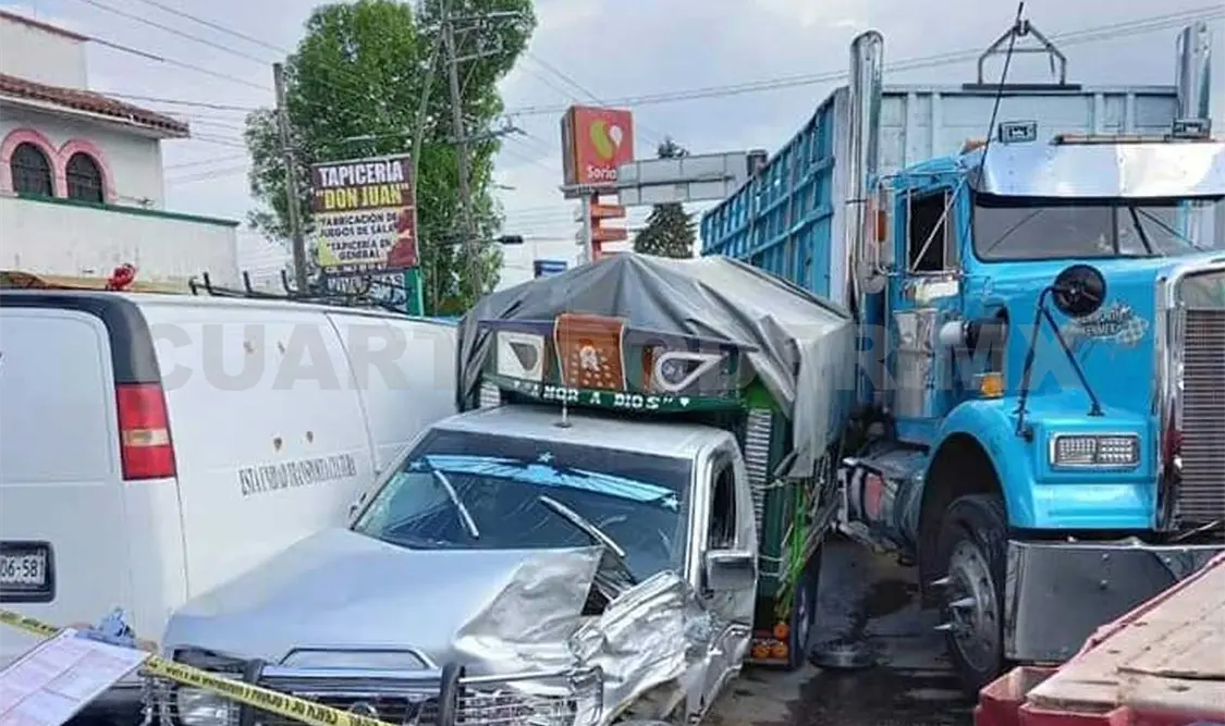 Tráiler sin frenos causa destrozos; tres lesionados