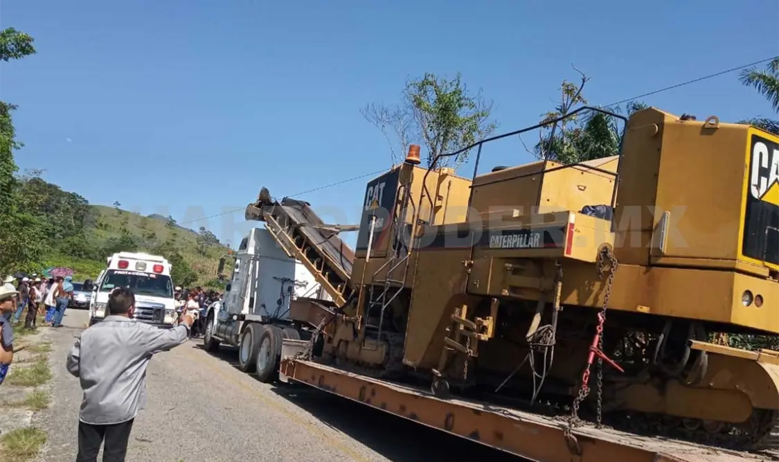 Chofer de tráiler y copiloto sufren descarga eléctrica