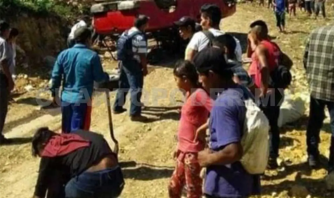 Van por su apoyo y por poco mueren en volcadura
