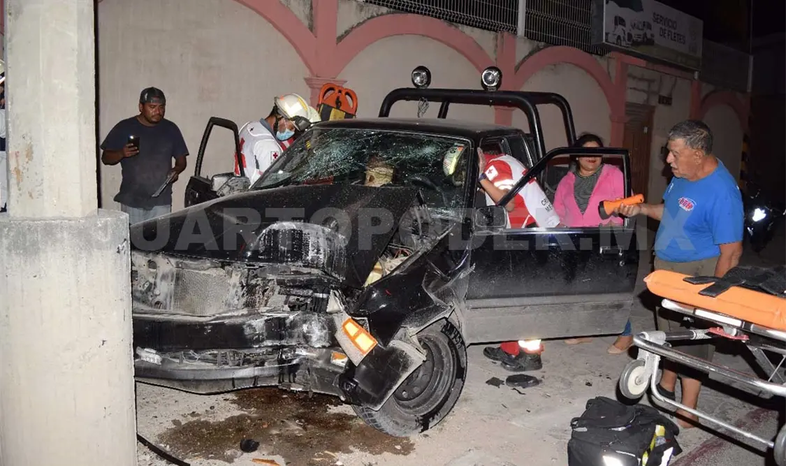Dos lesionados al estrellarse Pick up en poste de concreto