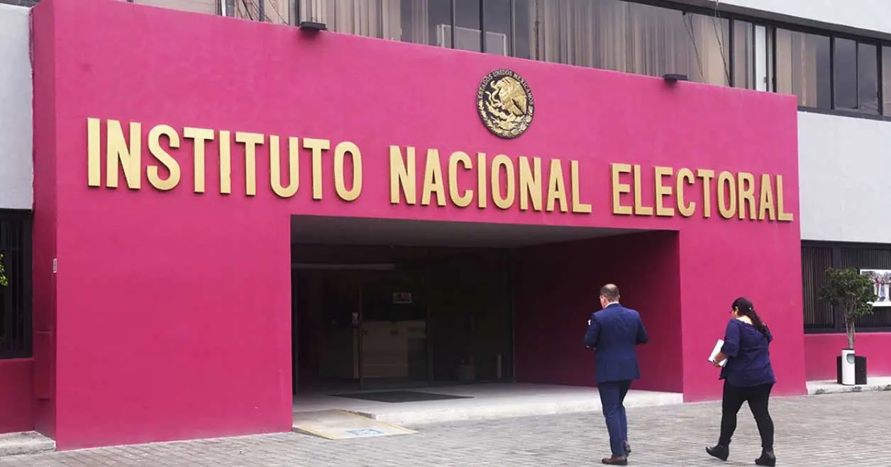 INE extralimita sus facultades: Monreal