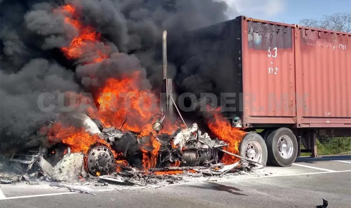 Tráiler queda en cenizas al registrarse un incendio
