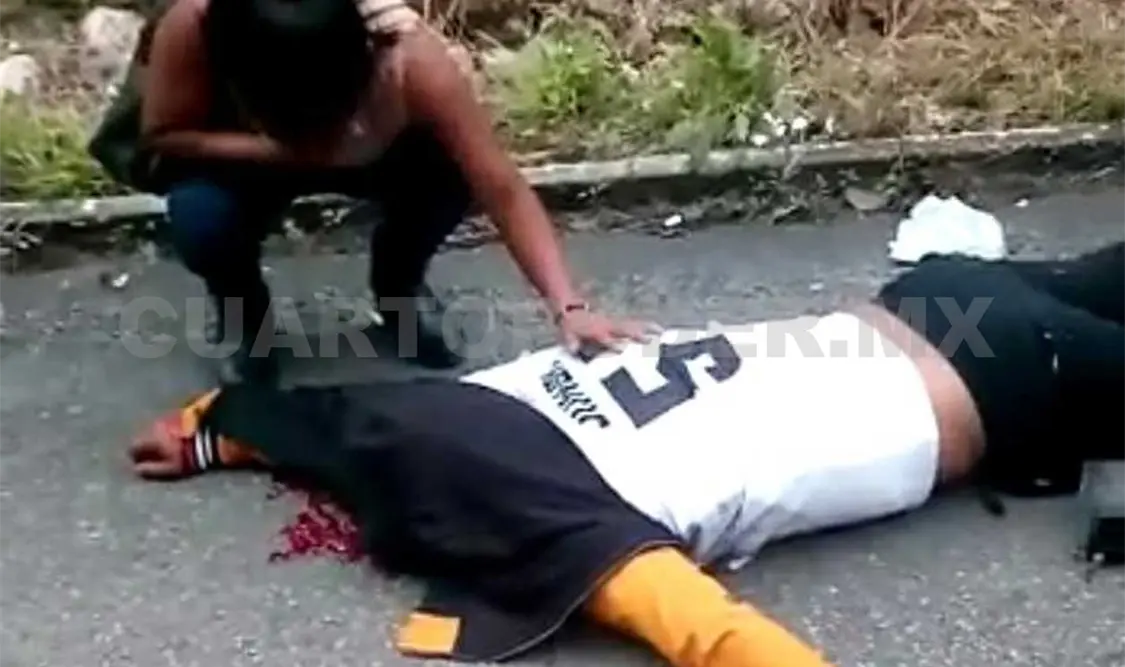 Motociclista queda grave al impactar contra sedán