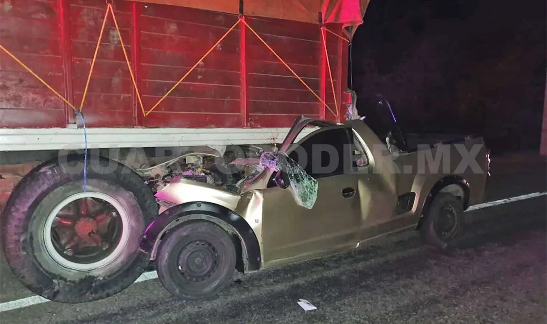 Dos muertos al impactar Tornado contra camión