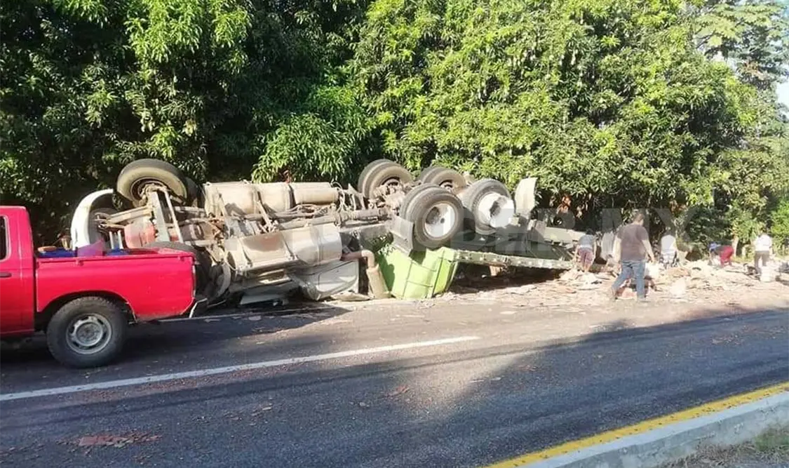 Rapiña en la Costera al volcar un tráiler
