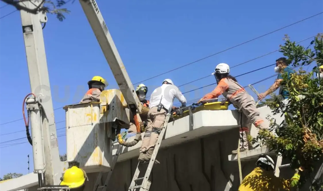 Se electrocuta y queda sobre los cables de alta tensión