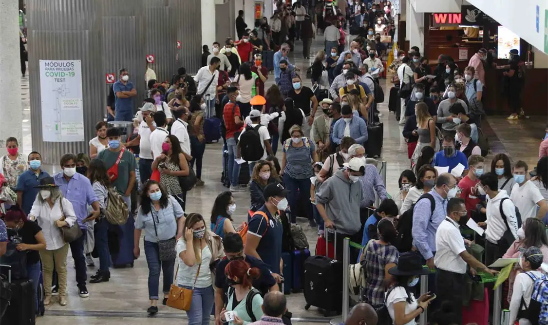 Por los pasillos del aeropuerto, las filas parecían interminables. Cortesía