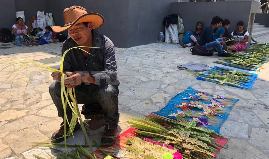 Víctor y su familia visitan la capital cada año y esperan que en esta temporada tengan buenas ventas. José Ortega / CP