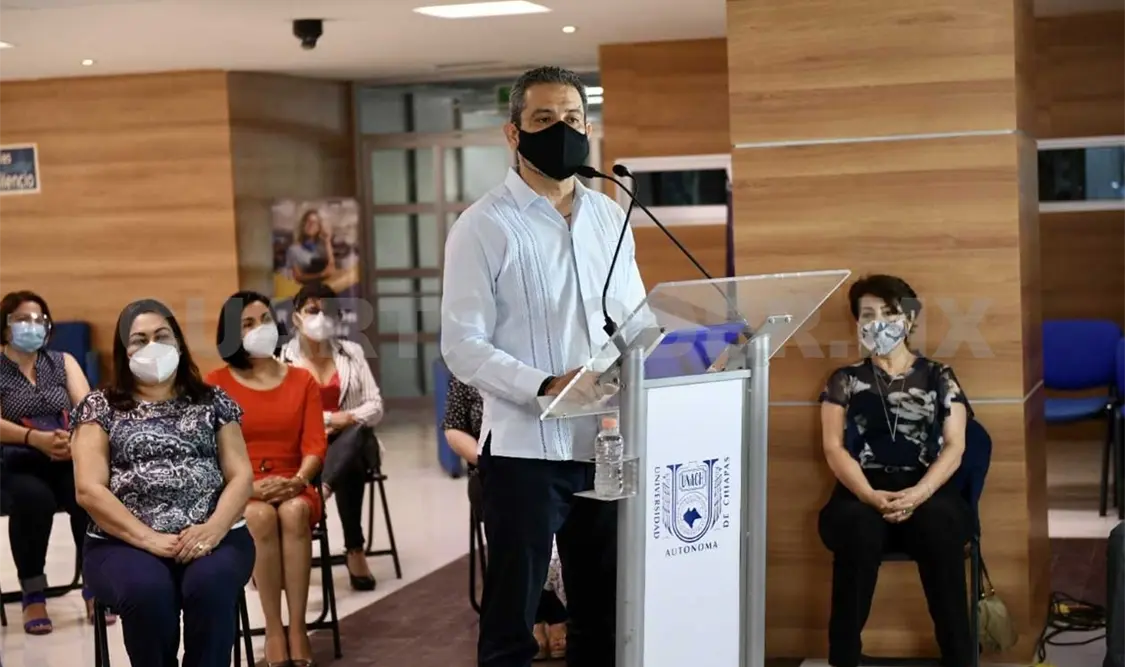 En la Biblioteca Central Universitaria, el rector Carlos F. Natarén Nandayapa ofreció una disculpa pública. CP