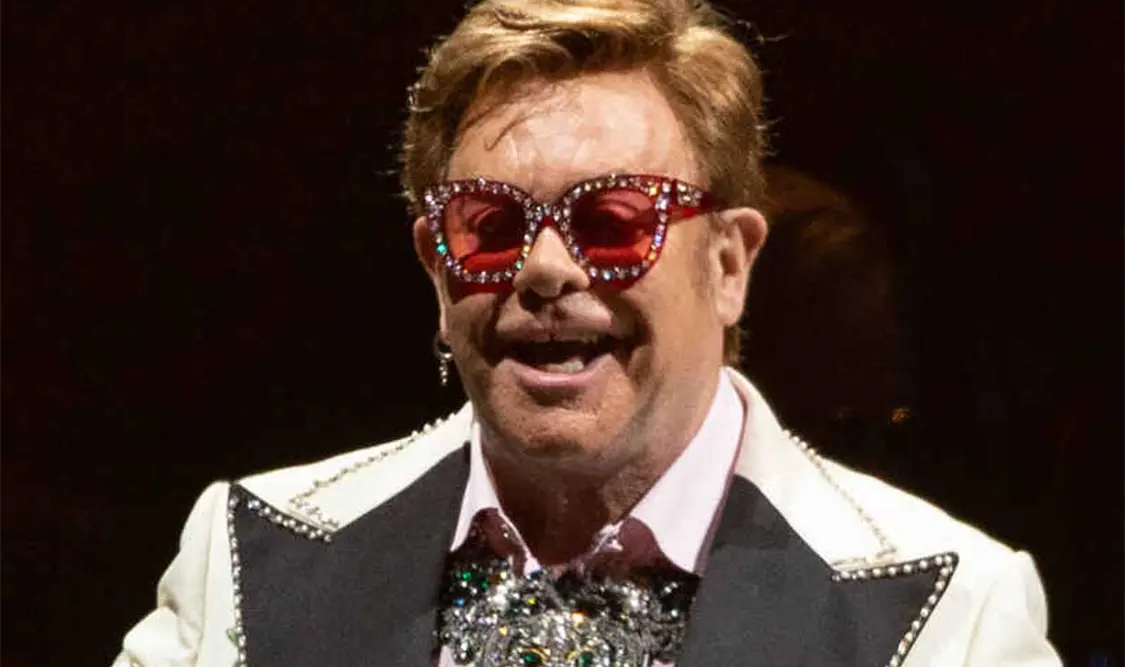 Elton John fascina con sus excentricidades