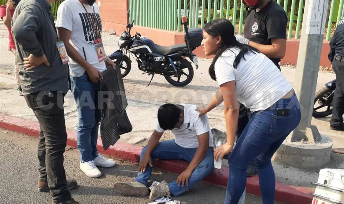 Paramédicos llegaron para la valoración del joven que presentaba lesiones en sus extremidades. CP