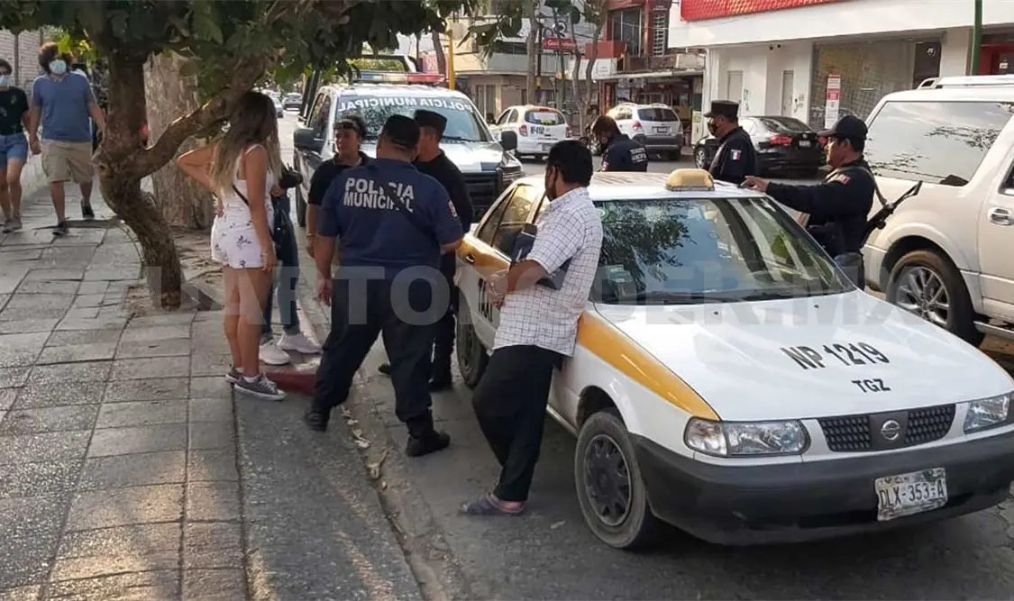 Los maleantes minutos antes habían robado las pertenencias a una jovencita en la zona centro y la policía logró auxiliarla. Ulises López / CP