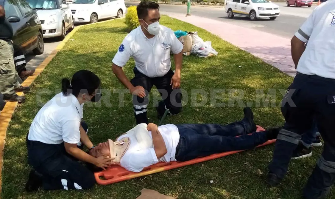 La pesada unidad afectó dos vehículos tras arrancar dos postes en la carretera Tuxtla-Chiapa de Corzo ayer por la tarde. Ricardo López / CP