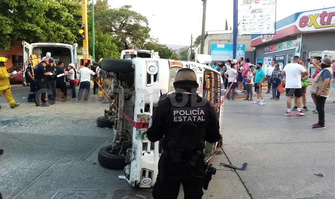 Aparatosa volcadura deja 15 lesionados