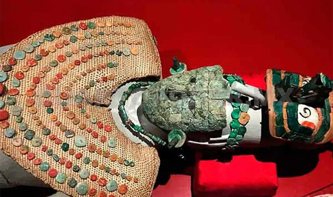 Identifican materiales de la máscara de la Reina Roja