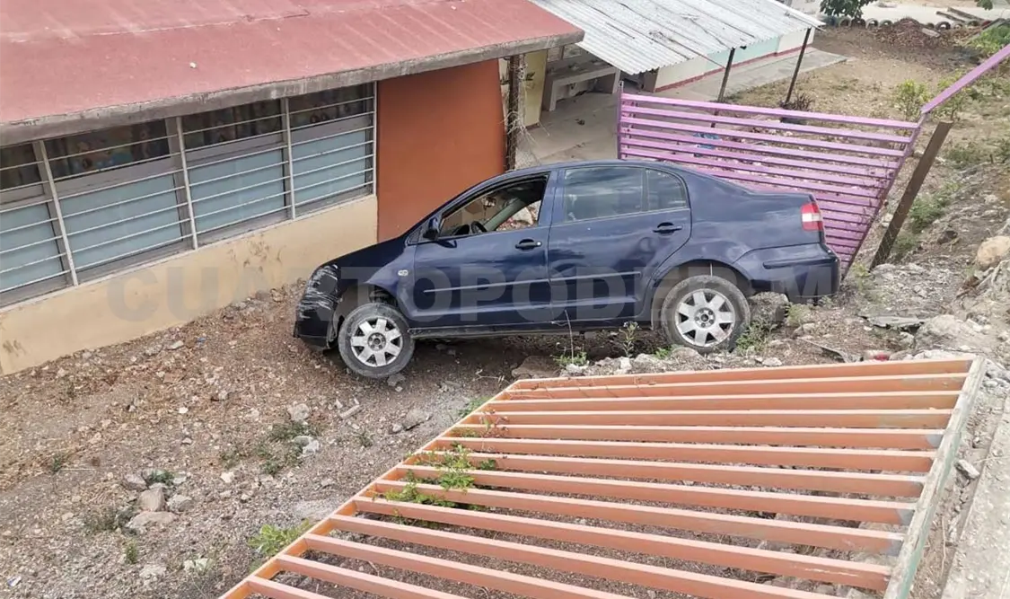 Aprendía a conducir y queda dentro de kínder