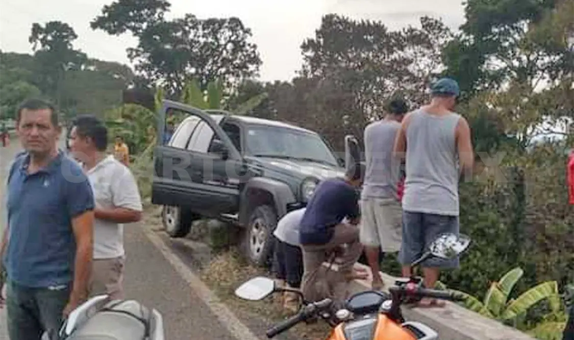 Se baja de su camioneta y cae al fondo de barranco