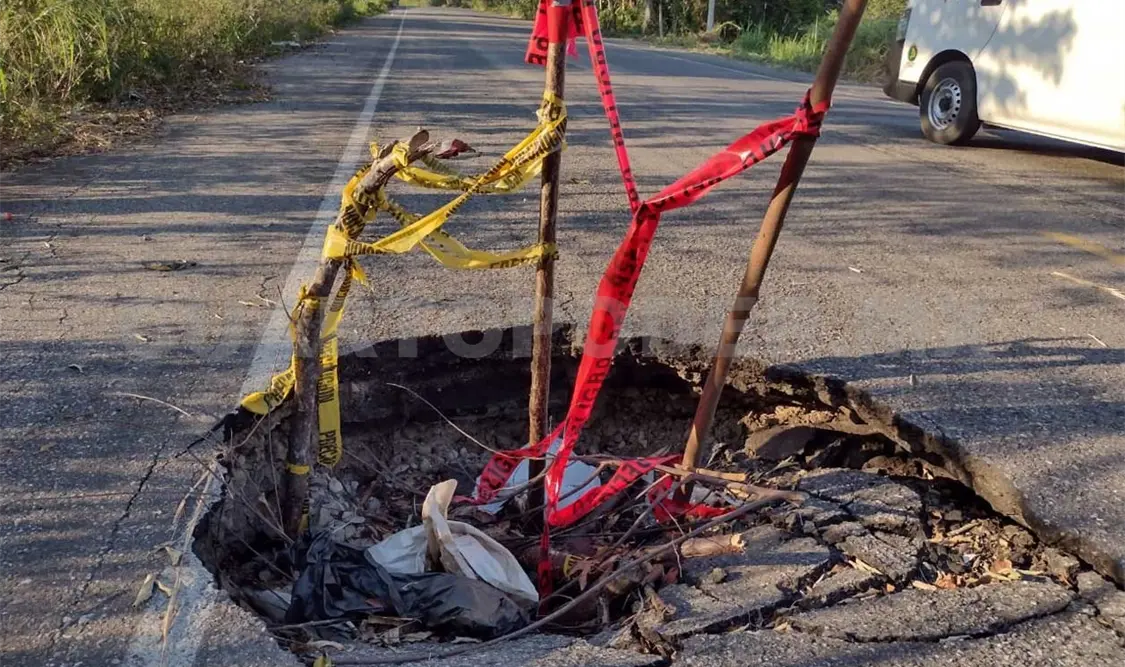 Advierten sobre riesgos por hoyancos en la carretera