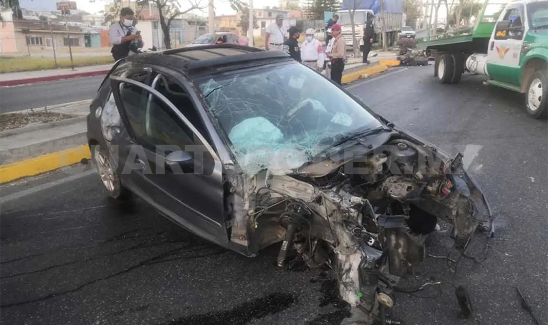 Elemento de la Sedena choca su Peugeot