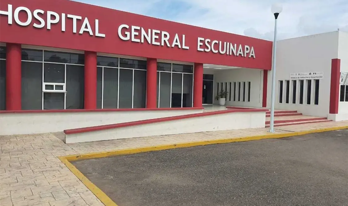 Subdirector médico vacuna a su familia