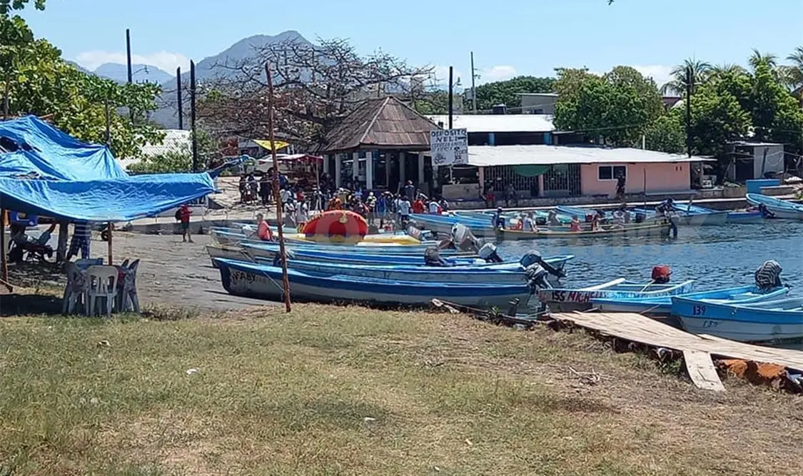Playa de Puerto Arista lució semivacía