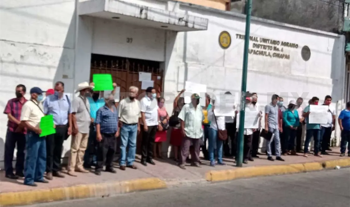 Ejidatarios inconformes con desempeño de magistrada