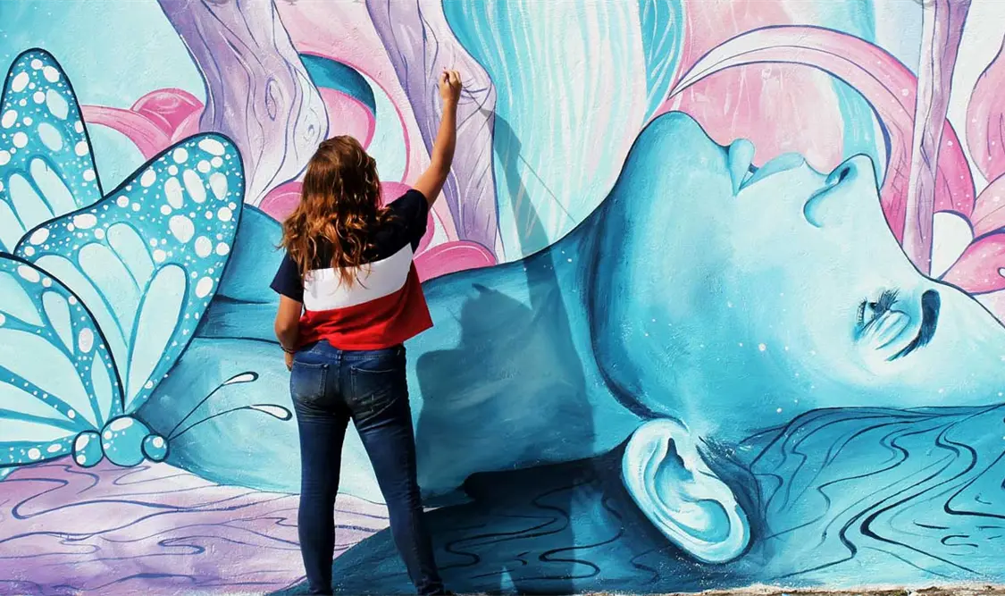 Castellanos trabajando en su nueva obra, Unidos somos más fuertes, en el parque Francisco Zarco de la colonia Guerrero, en la Ciudad de México. Cortesía