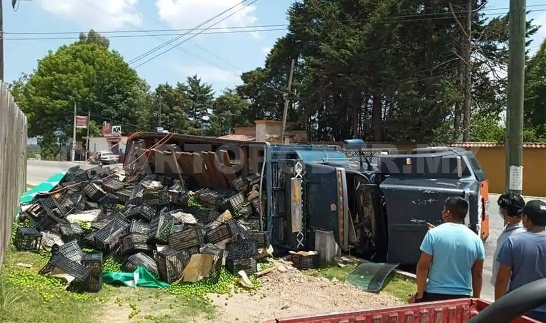 Vuelca camión en SCLC; llevaba toneladas de limón