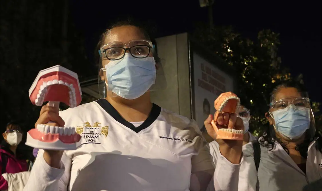 Médicos protestan frente al Palacio Nacional