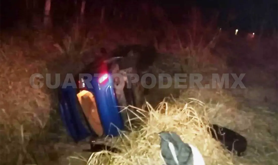 Conductor se duerme al volante y termina volcando
