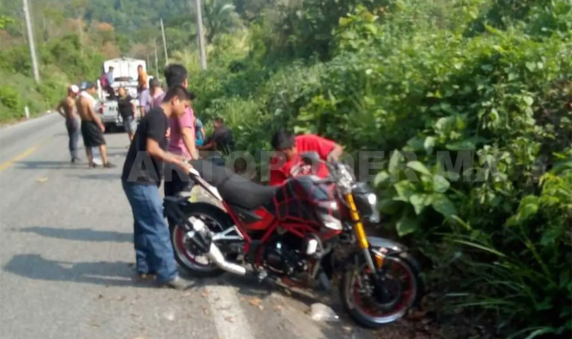 Jóvenes resultan lesionados tras derrapar su moto
