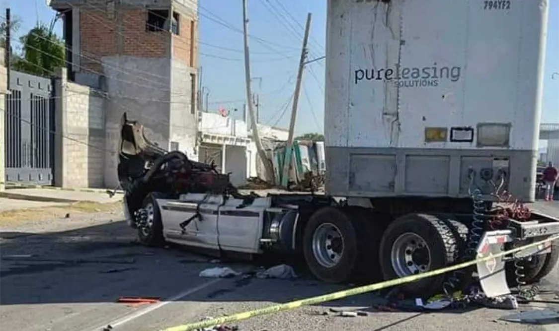 Tres muertos y 18 lesionados fue el saldo que se registró luego de que un tráiler impactara a un camión de transporte público. Cortesía