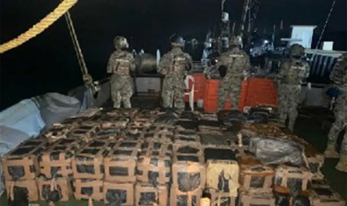 La embarcación llevaba 80 paquetes ocultos en su compartimento. Cortesía