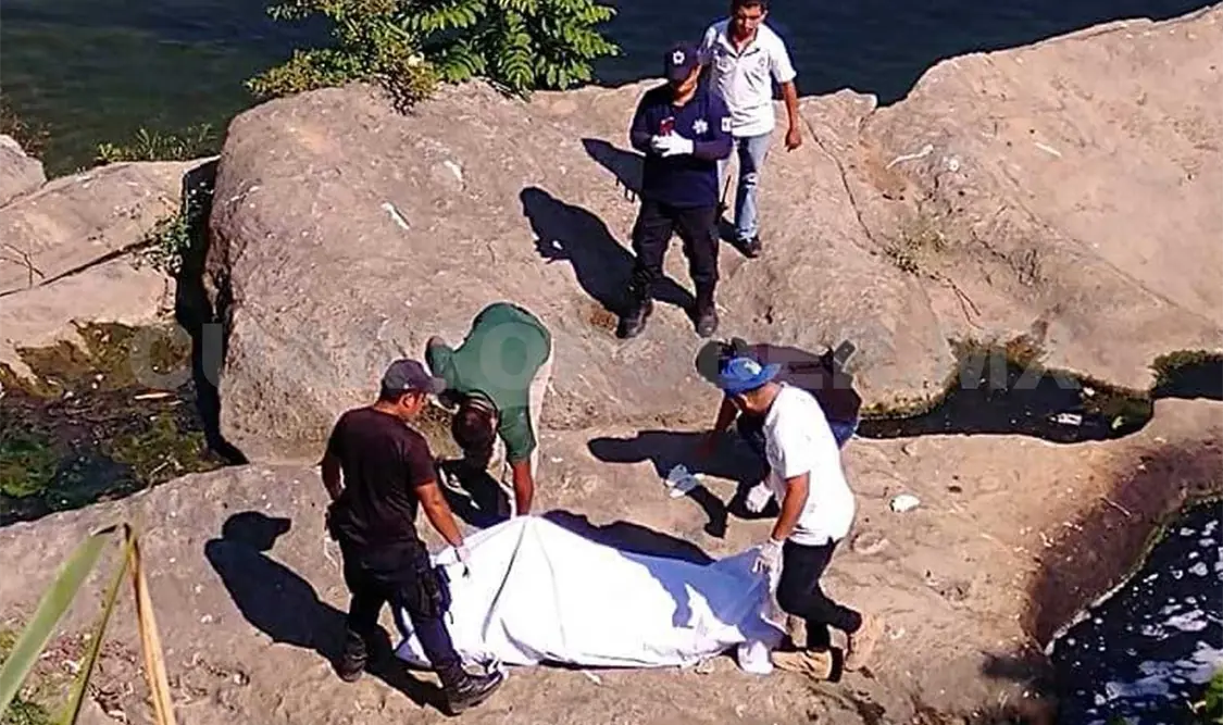 El cuerpo fue rescatado por dos buzos voluntarios quienes lo ataron con un lazo para luego acercarlo a la superficie. CP